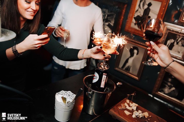 Тор костюміндегі сексуалды ханым жігітті трахает етеді